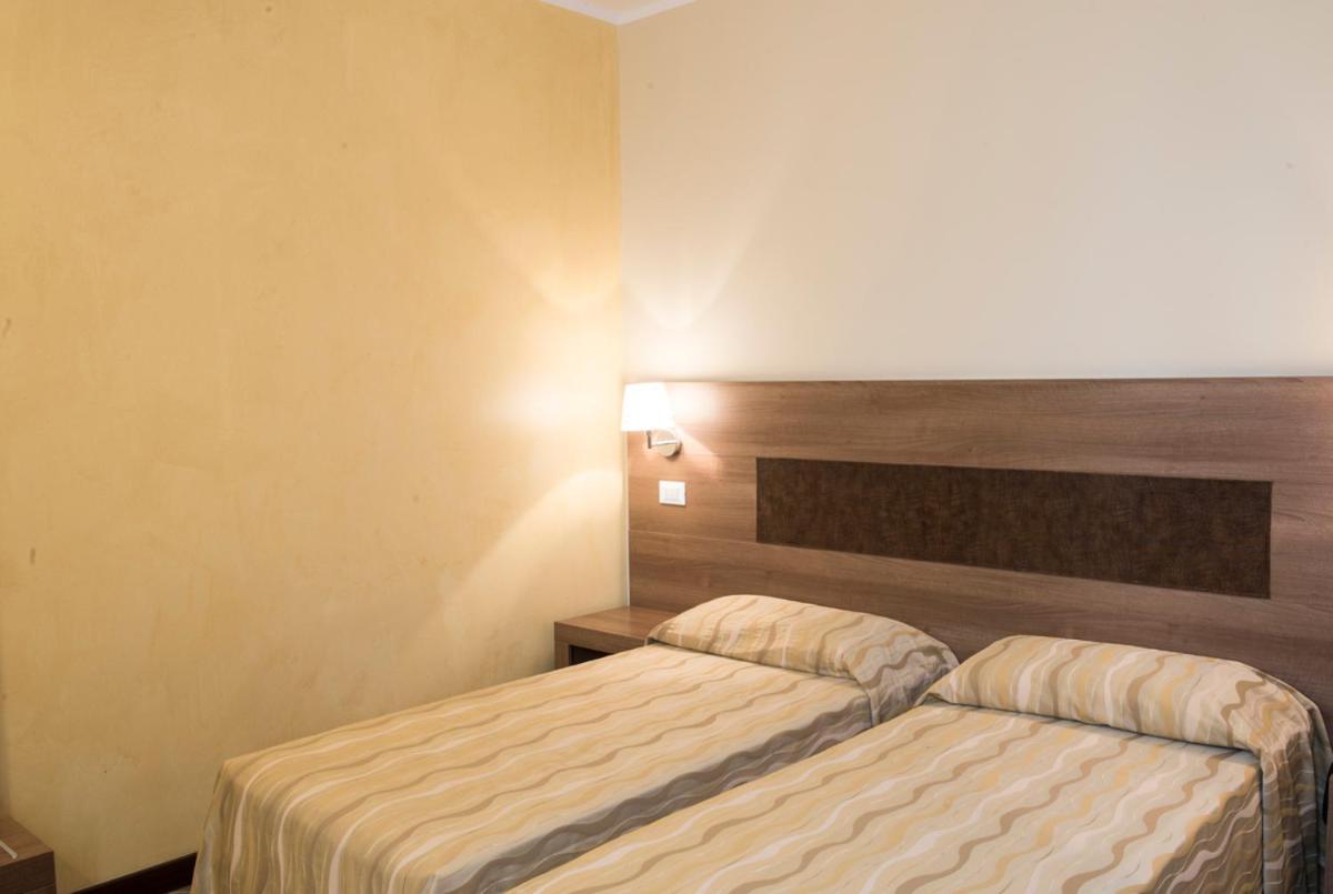 Hotel Corte Business Кавриаго Экстерьер фото