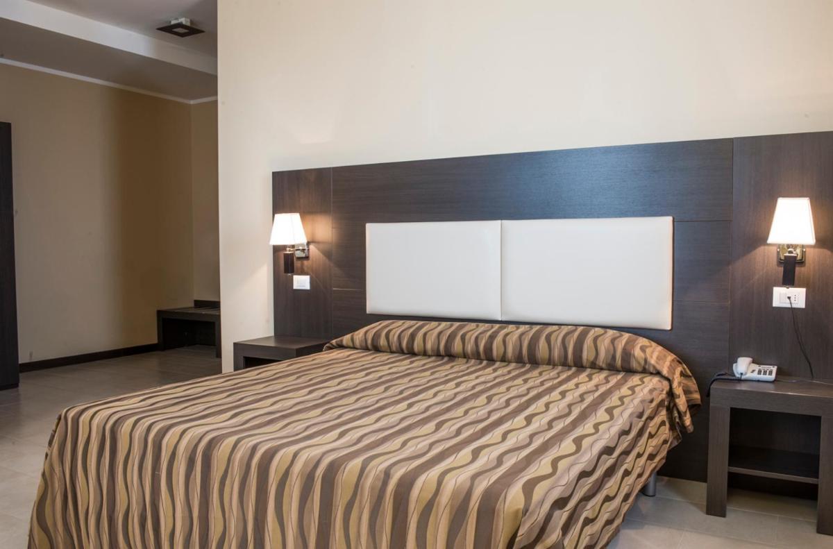 Hotel Corte Business Кавриаго Экстерьер фото