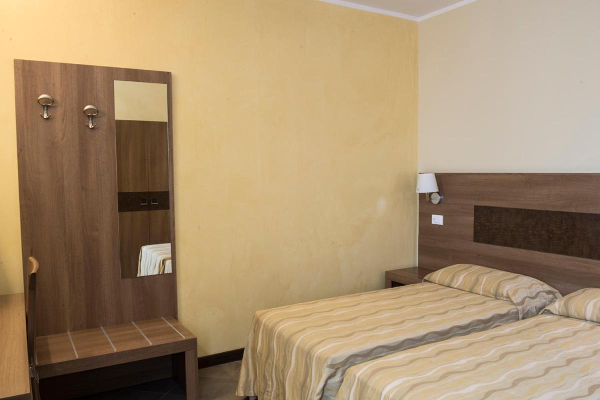 Hotel Corte Business Кавриаго Экстерьер фото