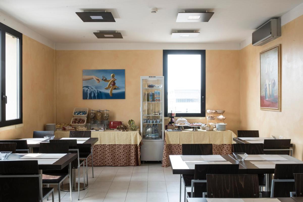 Hotel Corte Business Кавриаго Экстерьер фото