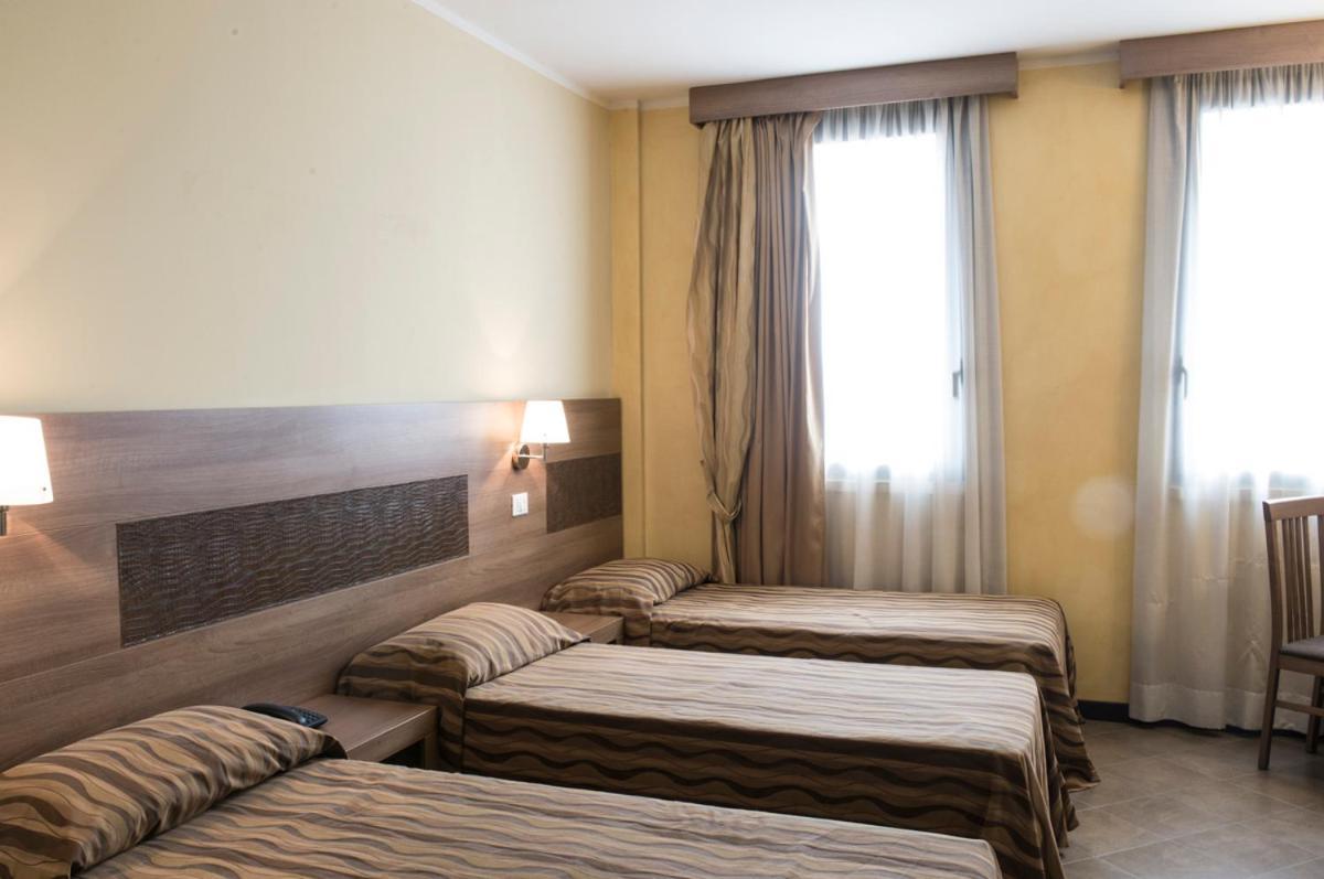 Hotel Corte Business Кавриаго Экстерьер фото