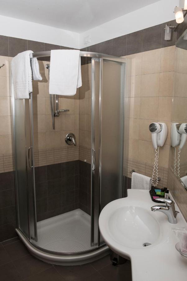 Hotel Corte Business Кавриаго Экстерьер фото