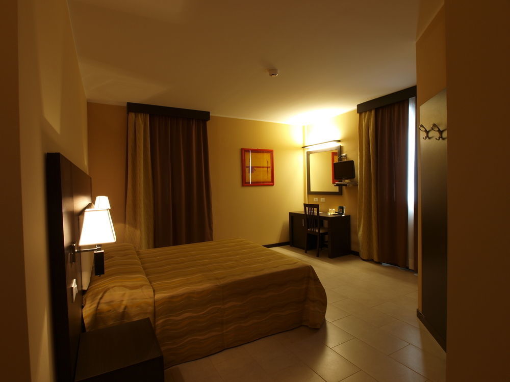 Hotel Corte Business Кавриаго Экстерьер фото