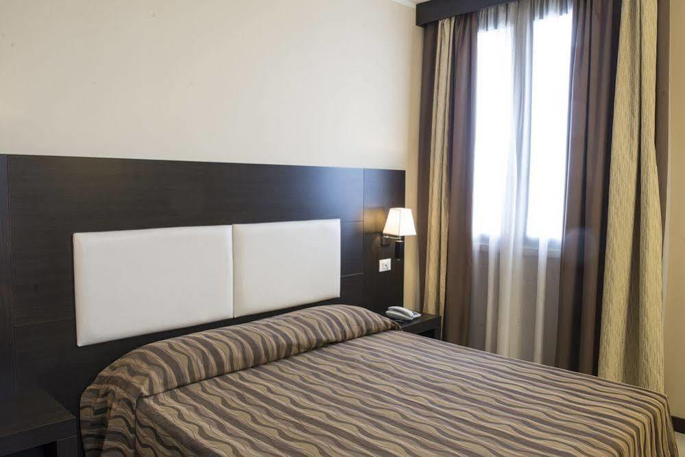 Hotel Corte Business Кавриаго Экстерьер фото