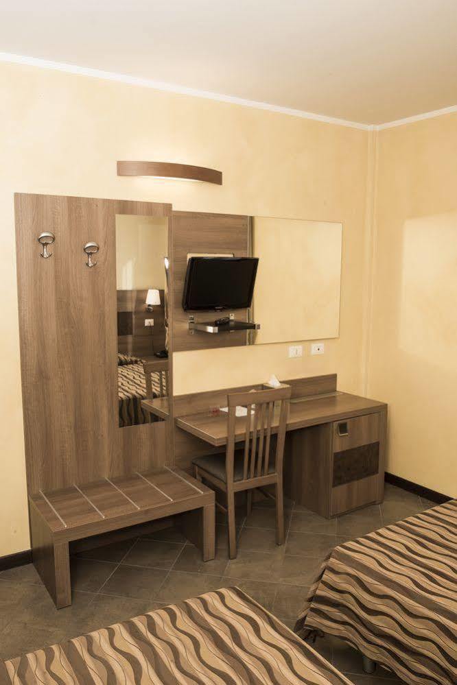 Hotel Corte Business Кавриаго Экстерьер фото