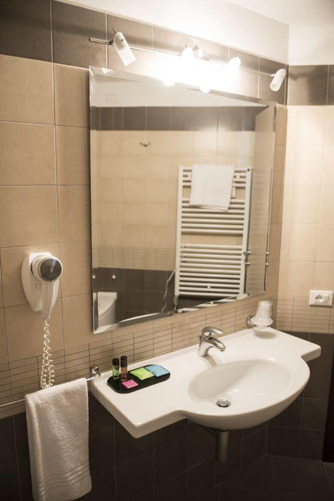 Hotel Corte Business Кавриаго Экстерьер фото